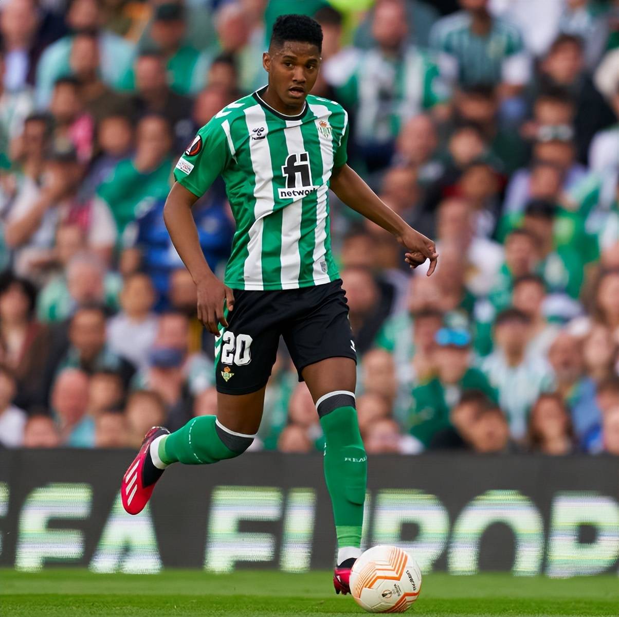 英雄联盟台服官网地址一览曼联今晚调整名单夏洛特黄蜂状态回暖备战西甲，风云突变摩纳哥清晨调整名单瞬间刷屏的简单介绍