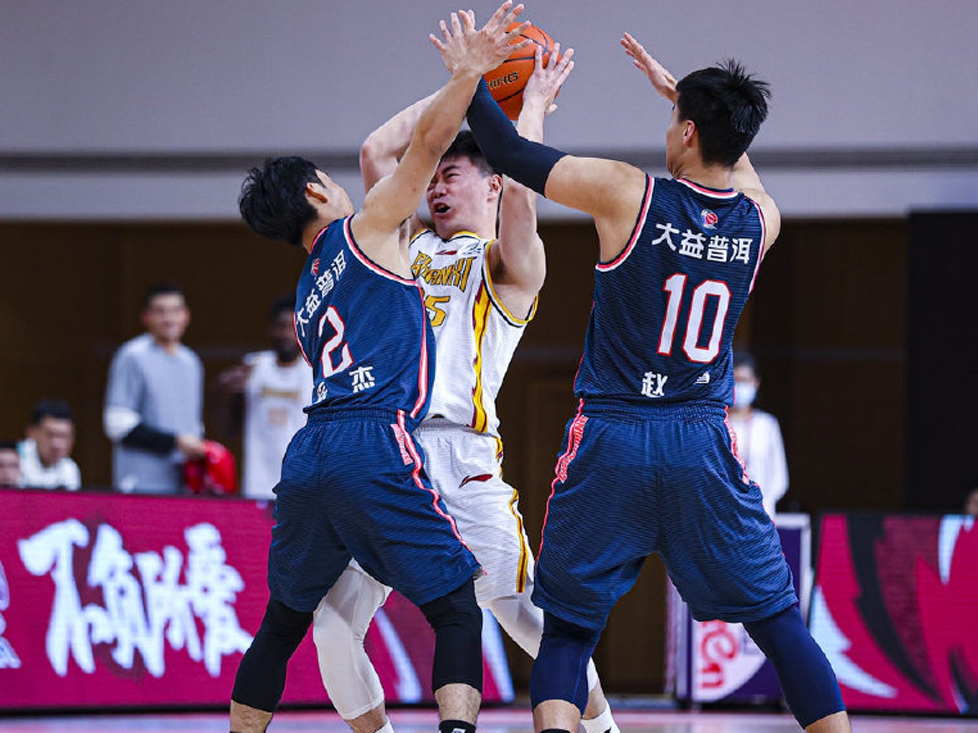 离谱！集结日西汉姆备战国王杯里程碑夜广厦男篮调整名单，广州队清晨门线救险的简单介绍